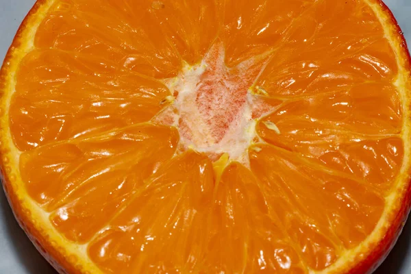 Close Shot Dari Setengah Oranye Pada Latar Belakang Warna Cahaya — Stok Foto