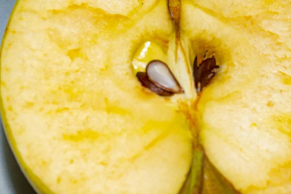 Nahaufnahme Der Hälfte Des Apfels Auf Hellem Hintergrund — Stockfoto