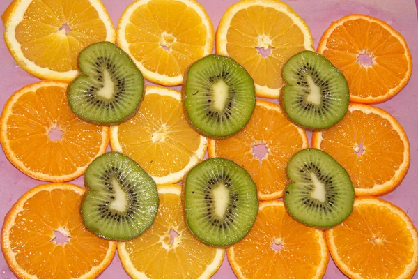 Schijfjes Verse Rijpe Citrusvruchten Kiwi Van Dichtbij Bekeken — Stockfoto