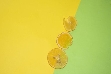 Renkli arkaplanda taze turunçgil dilimleri