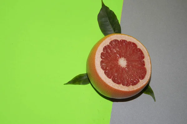 Frische Saftige Grapefruit Mit Grünen Blättern — Stockfoto