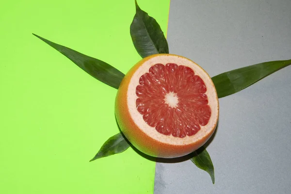 Frische Saftige Grapefruit Mit Blättern Nahsicht — Stockfoto
