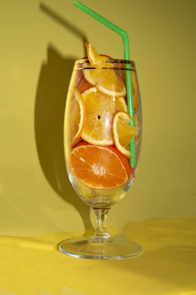 Citrusszeletek Üvegben Szalmával Sárga Alapon — Stock Fotó