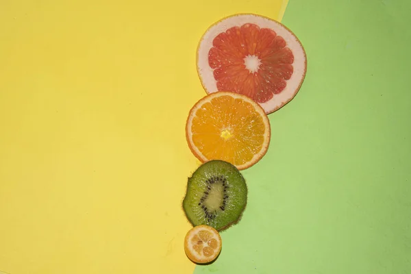 Frische Grapefruit Orangen Kumquat Und Kiwi Scheiben Auf Farbigem Hintergrund — Stockfoto