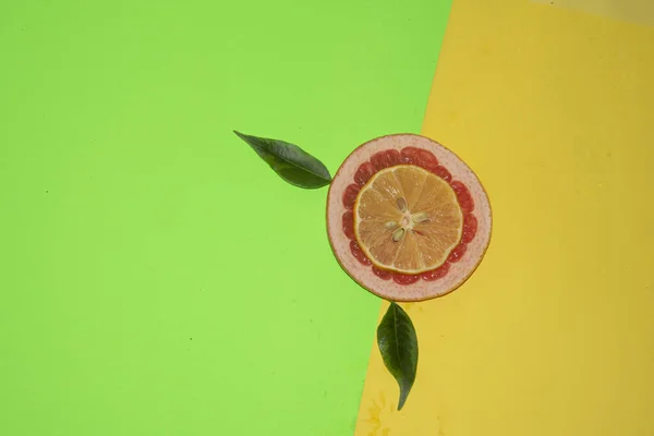 Frische Saftige Grapefruit Und Zitronenscheiben Mit Blättern Nahaufnahme — Stockfoto