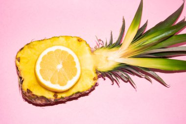 Portakallı yarım ananas, yemek konsepti..