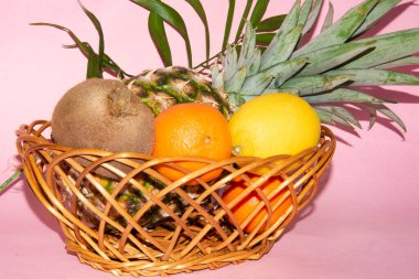 Sepette taze meyve var.