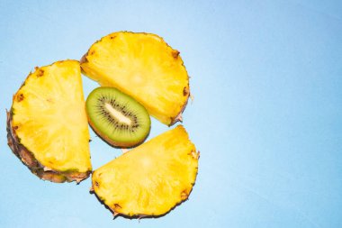 taze sulu ananas parçaları ve kivi, sağlıklı beslenme konsepti..