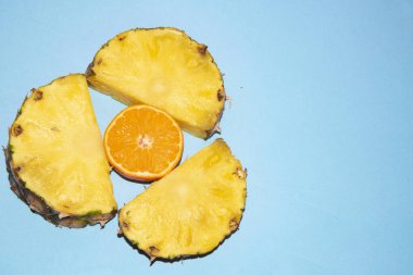 Turuncu, sağlıklı yeme konsepti olan taze sulu ananas parçaları..