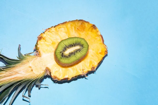 Frische Saftige Halbierte Ananas Mit Kiwi Gesundes Ernährungskonzept — Stockfoto