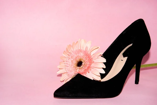 High Heel Fashion Concept Black Shoe Gerbera Flower — Photo