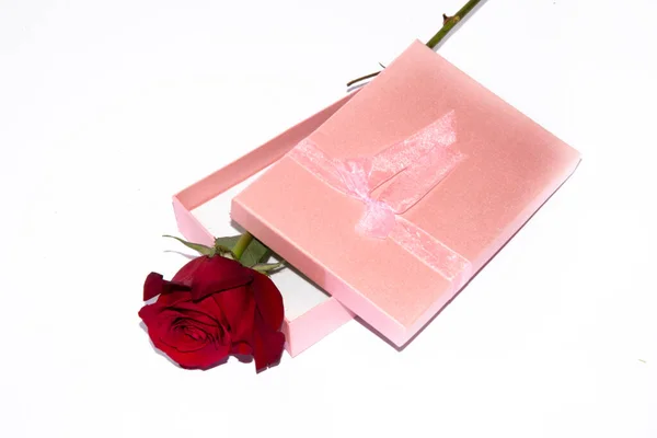 Ροζ Κουτί Δώρου Κορδέλα Και Λουλούδι Λευκό Φόντο — Φωτογραφία Αρχείου