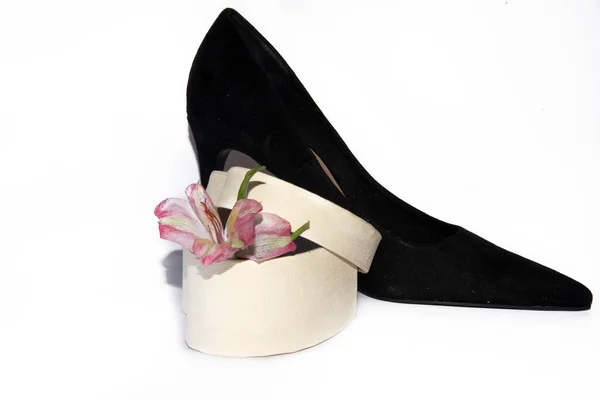 Chaussures Femme Avec Une Fleur Rose Dans Une Boîte Cadeau — Photo