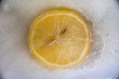 Su yüzeyinin altında donmuş limon