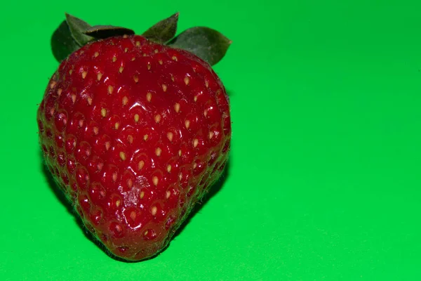 Frische Reife Erdbeere Auf Grünem Hintergrund — Stockfoto