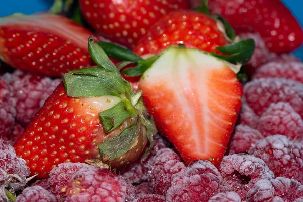 新鲜草莓和冰冻浆果 — 图库照片