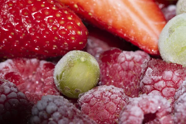 Färska Jordgubbar Och Frysta Bär Närbild — Stockfoto