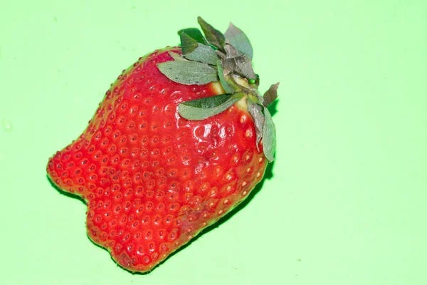 Fraise Fraîche Mûre Avec Des Feuilles Sur Fond Vert — Photo