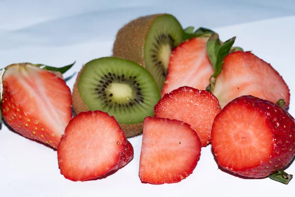 Verse Rijpe Aardbeien Kiwi Witte Achtergrond — Stockfoto