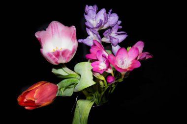 Siyah arka planda güzel bir buket çiçek.