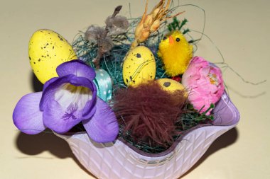 Paskalya yumurtaları ve çiçekler kasede, Mutlu Paskalya konsepti