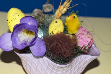 Paskalya yumurtaları ve çiçekler kasede, Mutlu Paskalya konsepti