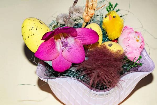 Paskalya yumurtaları ve çiçekler kasede, Mutlu Paskalya konsepti
