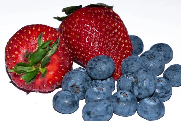 Sabrosos Arándanos Fresas Sobre Fondo Blanco — Foto de Stock