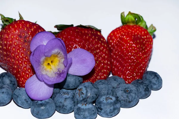 Leckere Blaubeeren Und Erdbeeren Auf Weißem Hintergrund — Stockfoto