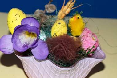 Paskalya yumurtaları ve çiçekler kasede, Mutlu Paskalya konsepti