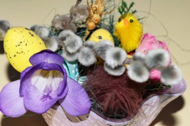 Paskalya yumurtaları ve çiçekler kasede, Mutlu Paskalya konsepti