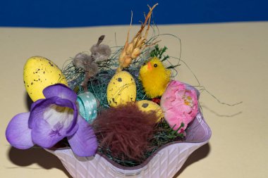 Paskalya yumurtaları ve çiçekler kasede, Mutlu Paskalya konsepti