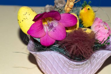 Paskalya yumurtaları ve çiçekler kasede, Mutlu Paskalya konsepti