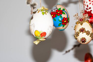 Süslü ve söğüt dallarında asılı Paskalya yumurtaları