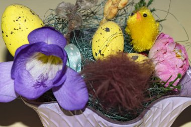 Paskalya yumurtaları ve çiçekler kasede, Mutlu Paskalya konsepti
