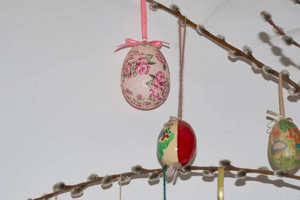 Huevos Pascua Con Decoraciones Adornos Colgando Ramas Sauce —  Fotos de Stock