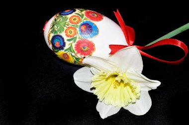 Siyah arka planda çiçek olan paskalya yumurtası