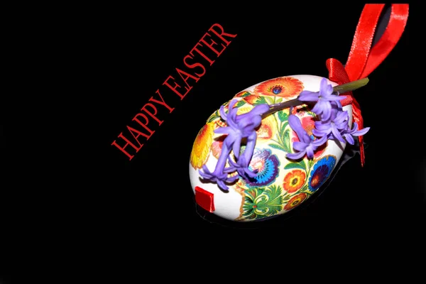Pisanka Wielkanocna Fioletowymi Kwiatami Napisem Happy Easter Czarnym Tle — Zdjęcie stockowe