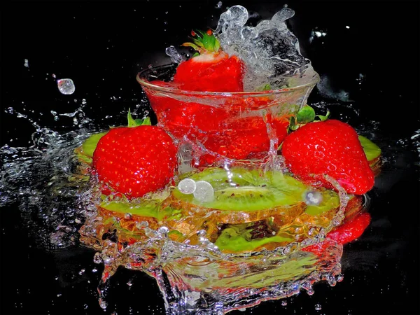 Fresh Green Kiwi Strawberries Cocktail Black Background — Stockfoto