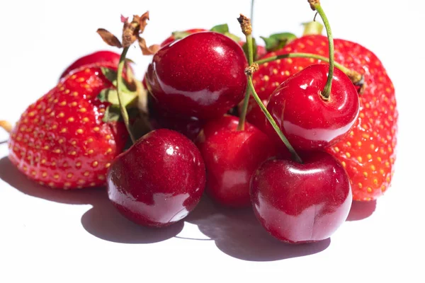 Ciliegie Fresche Mature Dolci Fragole Isolate Fondo Bianco — Foto Stock