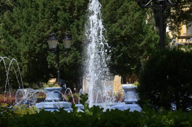 Parktaki çeşme manzarasını kapat.