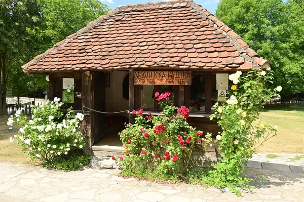 Piękny Stary Drewniany Dom Ogrodzie — Zdjęcie stockowe
