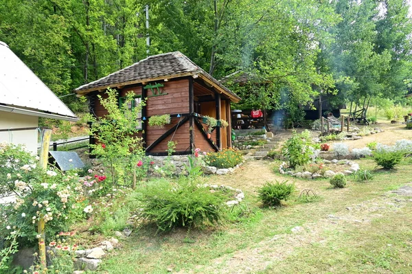 小屋の近くの庭の美しい景色 — ストック写真