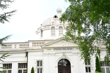 Parktaki beyaz kilise.