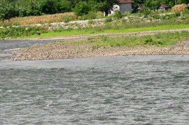 Nehirdeki su dalgaları