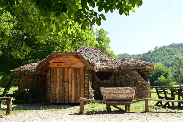 公園内の木造小屋 — ストック写真