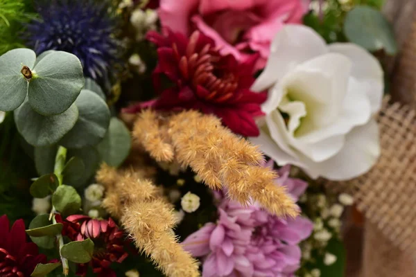 Çiçeklerin güzel bileşiminin yakın görüntüsü