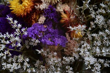 Çiçeklerin güzel bileşiminin yakın görüntüsü