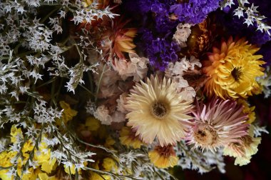 Çiçeklerin güzel bileşiminin yakın görüntüsü