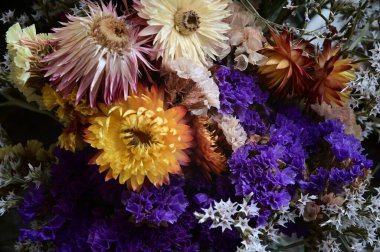 Çiçeklerin güzel bileşiminin yakın görüntüsü